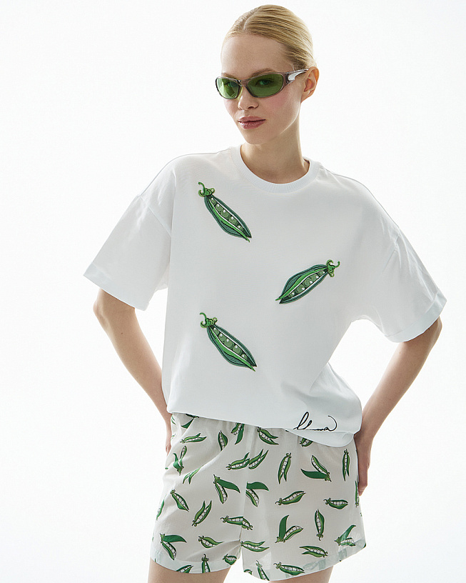 White T-shirt with peas embroidery