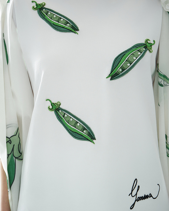 White T-shirt with peas embroidery